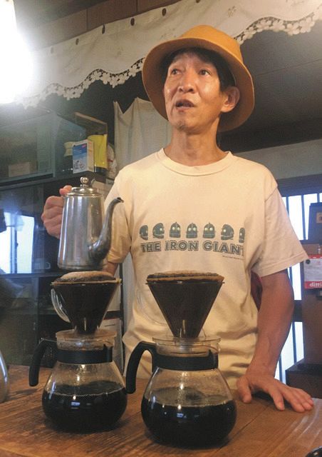 11年前に祝島に移住し、喫茶店を営む堀田さん＝山口県上関町で