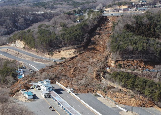 動画あり 道路覆う土砂と巨岩 なぎ倒された木々 地震から一夜明け 震度６強の爪痕くっきり 東京新聞 Tokyo Web