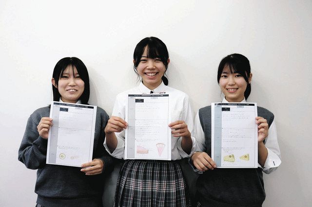 提案した企画書を持つ（左から）長谷川さん、豊田さん、佐藤さんの３人＝野田市の野田鎌田学園高等専修学校で 
