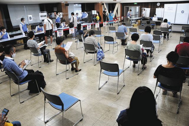 ワクチンを接種する東京五輪の都市ボランティアら＝８日、さいたま市北区で