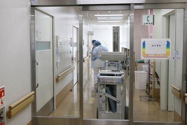 新型コロナウイルス患者を受け入れる神奈川県立循環器呼吸器病センターの病棟（２０２０年４月、県提供）