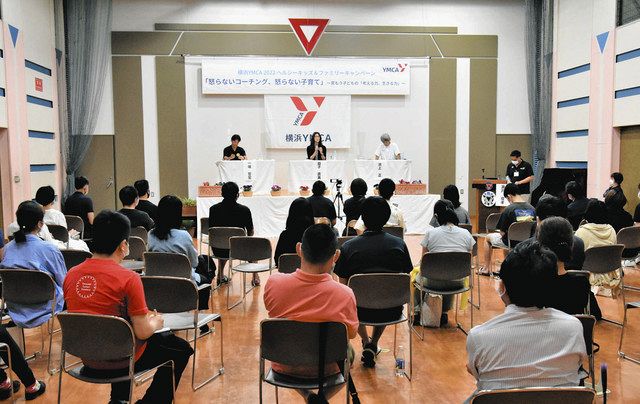 パネリストの話を聞く参加者ら＝いずれも横浜市戸塚区で 