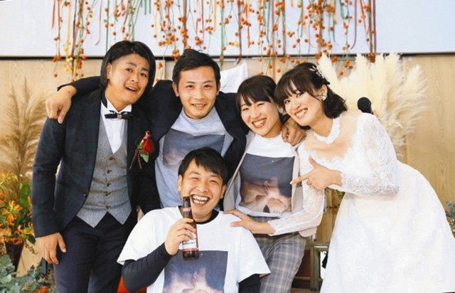西崎芽衣さんの結婚式に集まった仲間。右から西崎さん、鈴木みなみさん、森亮太さん、下段が森雄一朗さん
