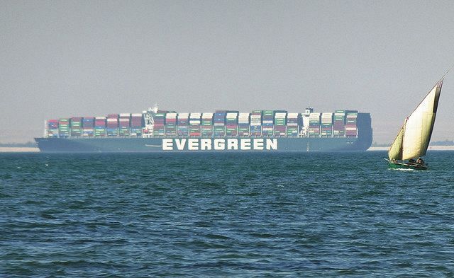 エジプト北部イスマイリア付近で５月末、スエズ運河に係留中の大型船「エバーギブン」＝蜘手美鶴撮影