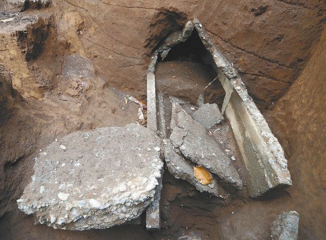 調査現場で発掘された、昭和にコンクリートで作られた合掌造りの水路
