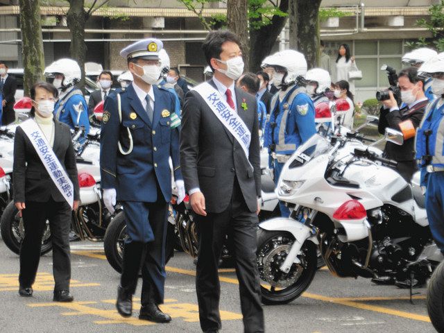春の全国交通安全運動の出動式に出席する熊谷俊人知事（中）＝４月６日、県庁前で
