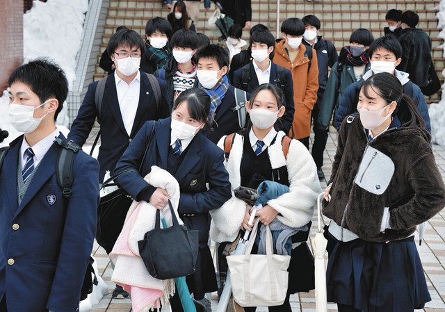 ２日間の試験を終え、会場を後にする受験生。ほぼ全員がマスク姿＝金沢市の金沢大で 
