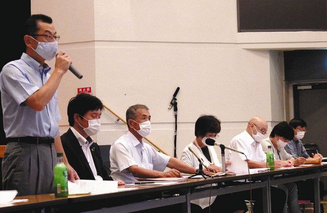 研究会の活動について説明する事務局長の関貴志・長岡市議（左端）。左から３人目は会長の関三郎・見附市議＝いずれも新潟県見附市で 