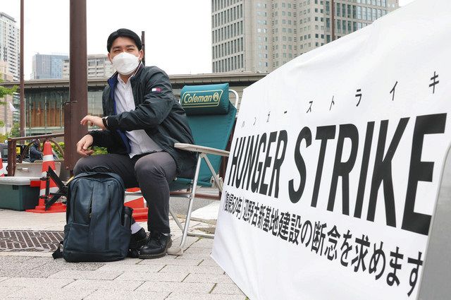 辺野古新基地建設に反対し、首相官邸前でハンガーストライキを始めた元山仁士郎さん＝９日、東京・永田町で