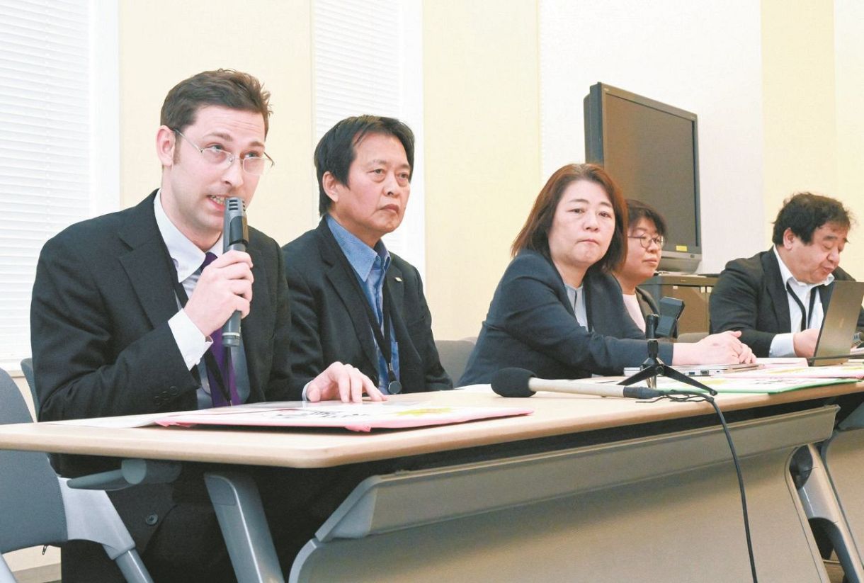 新たな在留資格取り消し制度に反対意見を述べる（左から）アダム・ブラウンさんとミンスイさん＝19日、東京・永田町の参院議員会館で