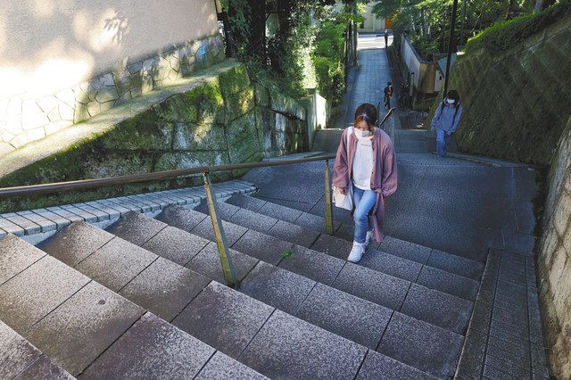 階段がある四の坂、階段の始まるあたりの右側に林芙美子記念館がたたずむ＝新宿区で
