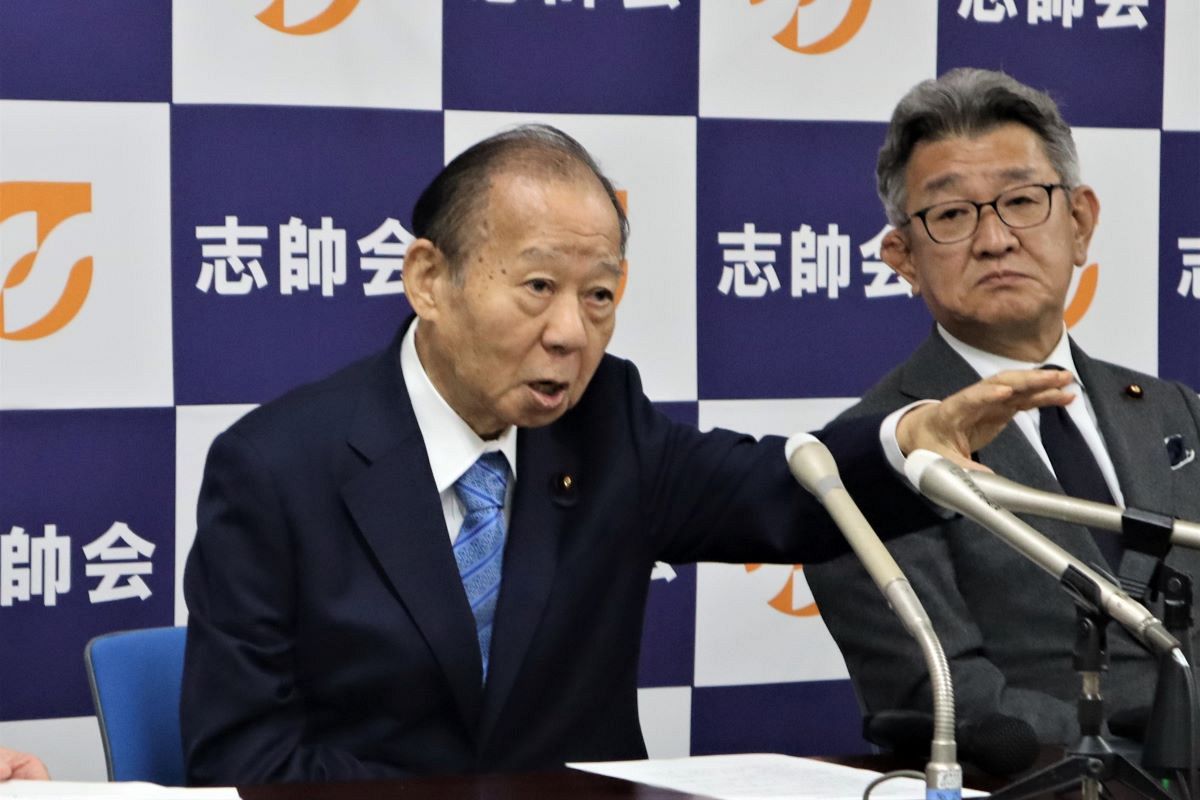 二階派総会後の記者会見で、派閥解消を表明する自民党の二階俊博元幹事長（左）＝19日午後4時過ぎ、東京都内で