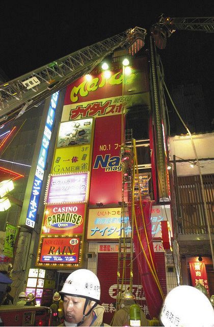 多数の死傷者が出た雑居ビル＝2001年9月1日、東京都新宿区歌舞伎町で