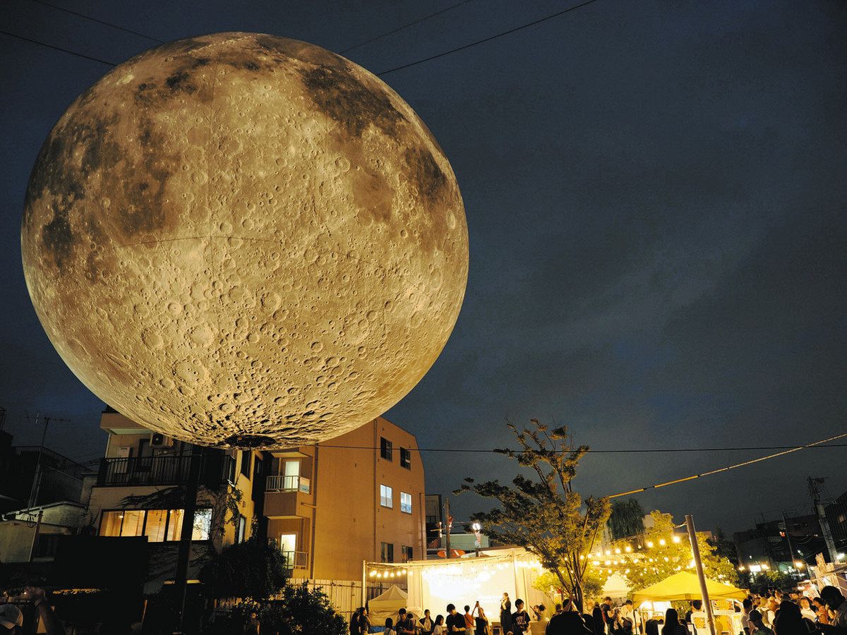 月」で彩る シモキタの街 国内外の芸術家が作品展示 「アートフェス