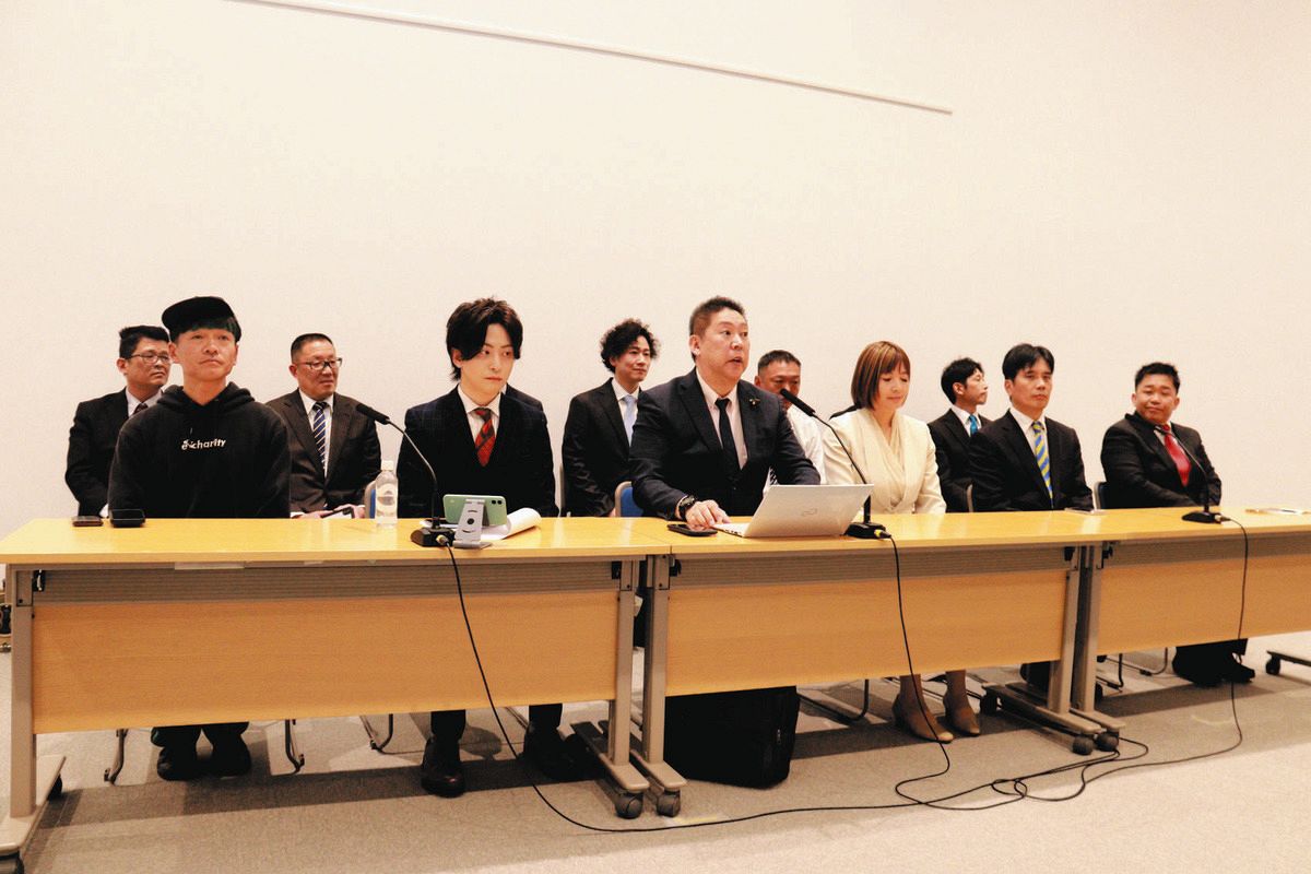 会見する立花孝志党首（前列左から3人目）と立候補予定者たち