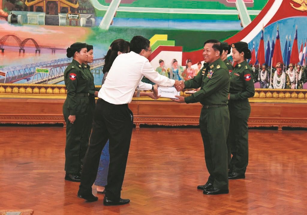 ロヒンギャ迫害が問題化していた2017年9月、ミャンマー国軍がネピドーで開いた寄付集めの式典（ミンアウンフライン総司令官のウェブサイトから）
