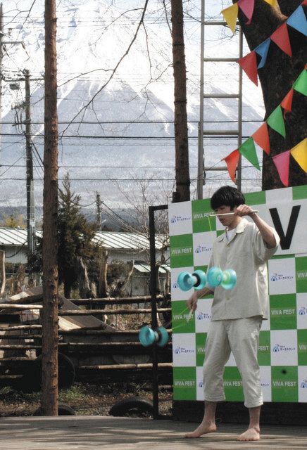 ジャグリングの一種、ディアボロを披露する森崇彰さん＝富士宮市で
