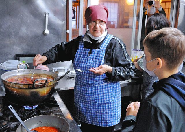 ウクライナ料理フェアに向けて、大鍋でボルシチを調理するタチアナさん（左）＝いずれも千葉市稲毛区で

