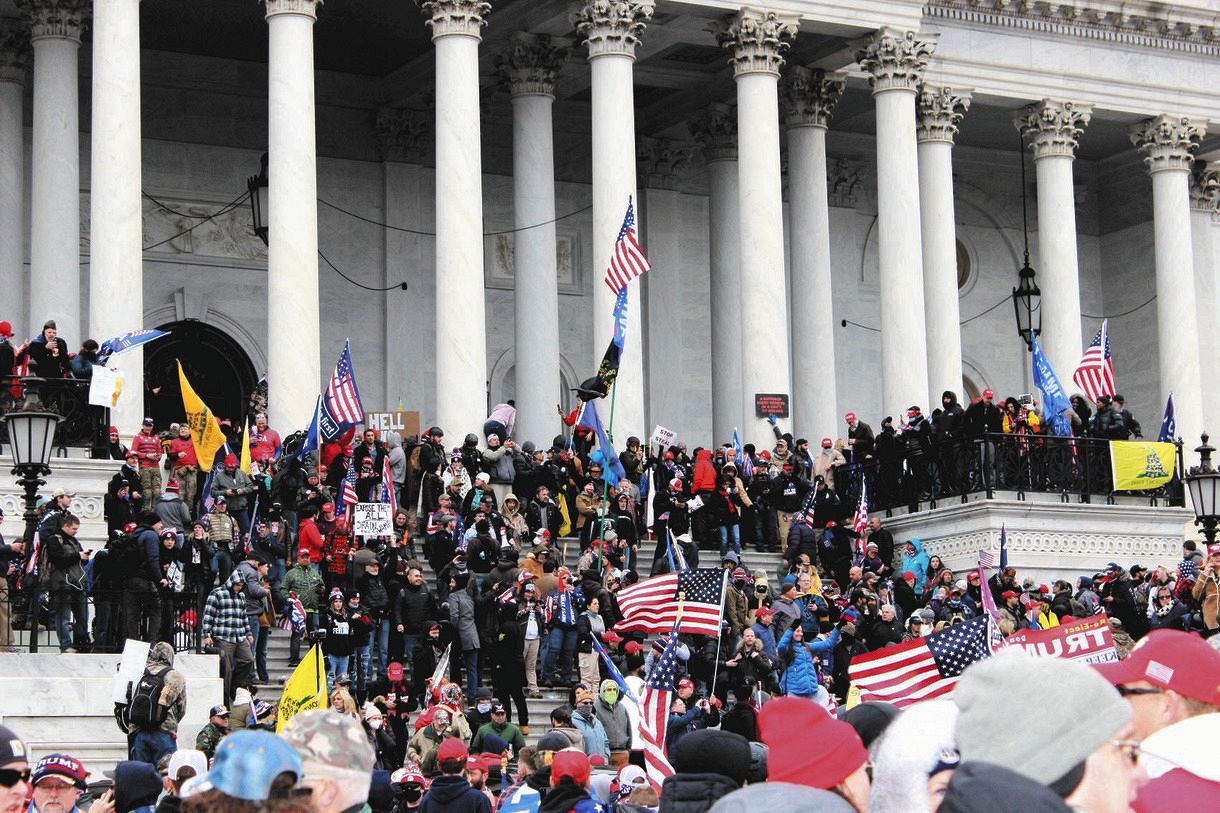 議事堂で大統領選の結果に抗議するトランプ氏支持者ら＝ワシントンで（岩田仲弘撮影）