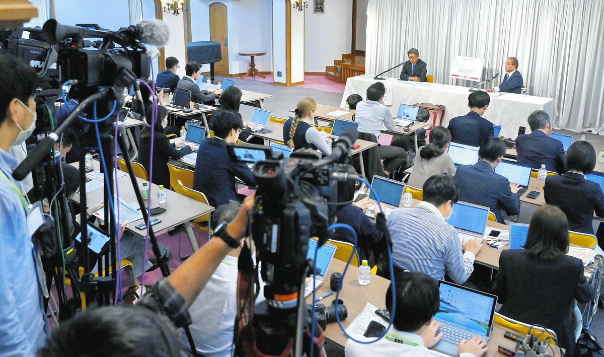解散命令請求に対する世界平和統一家庭連合（旧統一教会）の記者会見。多くの報道陣が集まった＝昨年10月、東京都渋谷区で