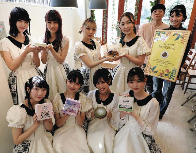 CDデビューした、洗足学園音大現役生のアイドルグループ「MARUKADO」。後列右は応援するケーキを作った「ウールーズ」の田中さんら