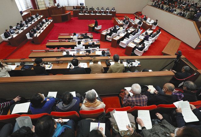 住民投票条例案が否決された武蔵野市議会の本会議。多くの人が傍聴席で様子を見つめた＝２１日、東京都武蔵野市で