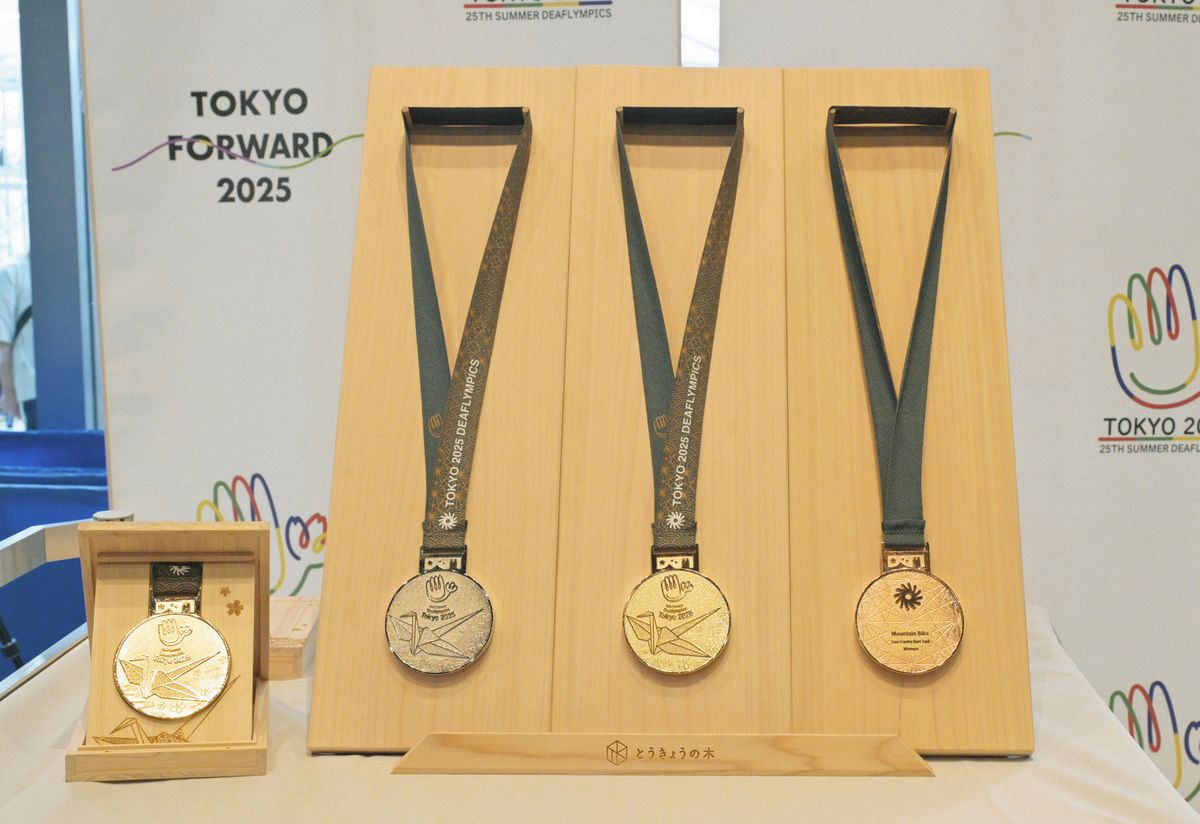 デフリンピックのメダルを初お披露目 折り鶴デザインに選手の活躍願い
