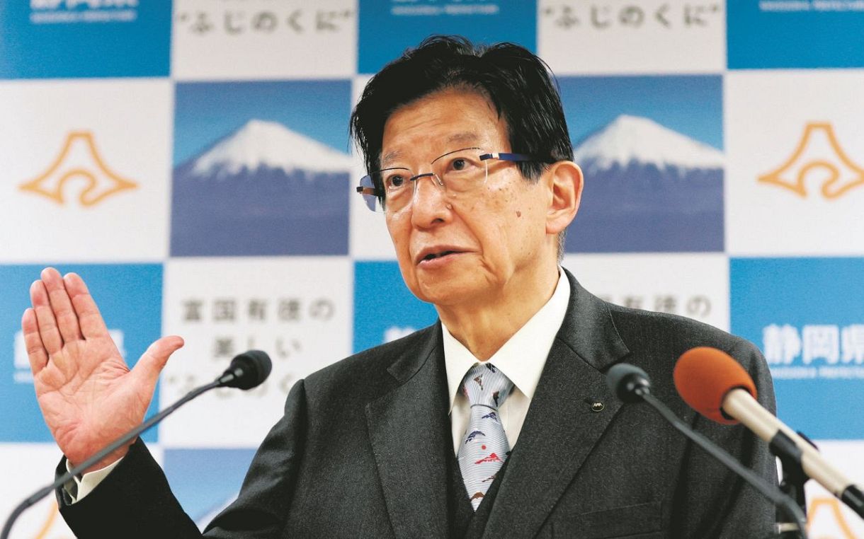 辞職を表明し、記者会見する川勝平太知事＝4月3日、静岡県庁で