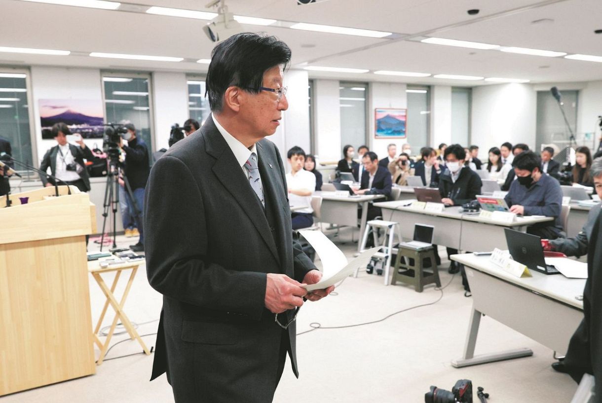 辞職を表明し、記者会見を終えて退室する川勝平太知事＝4月3日、静岡県庁で