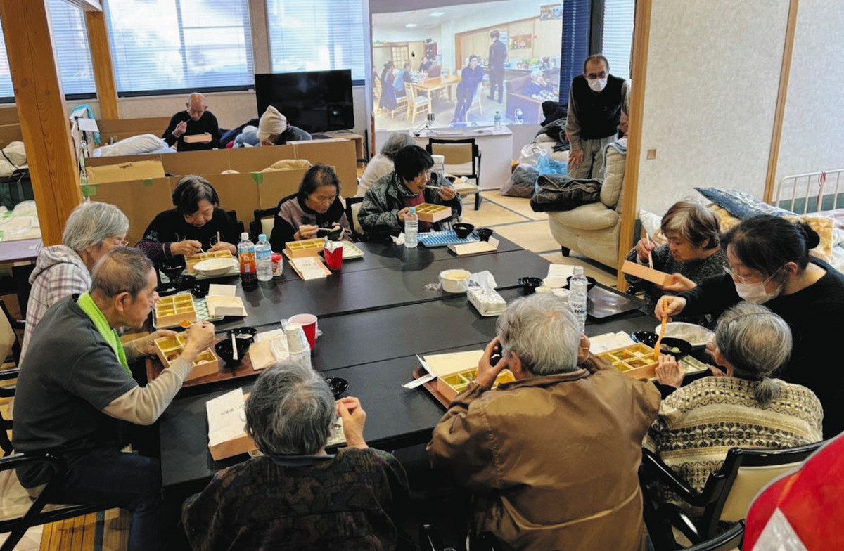 届けられた嚥下食を食べる高齢者ら＝石川県輪島市で（「関西」提供）