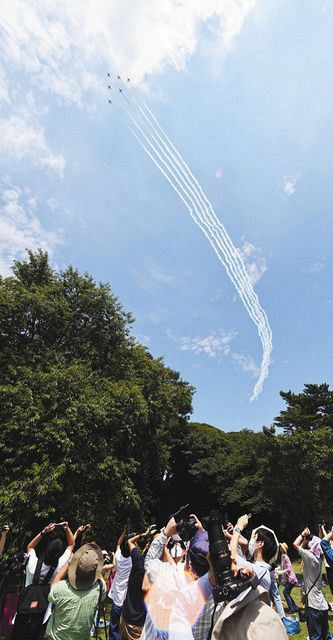 都内上空を飛行する航空自衛隊の「ブルーインパルス」＝東京都新宿区の新宿御苑で