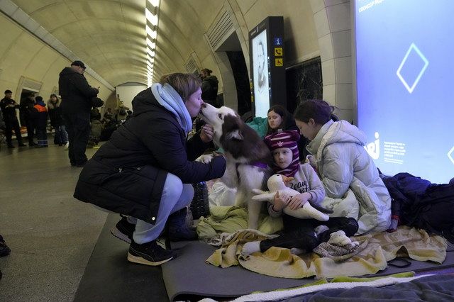 ２日、キエフで、地下鉄に避難している人々。ウクライナ市民の被害情報は、ロシアでは伝えられない可能性がある＝ＡＰ