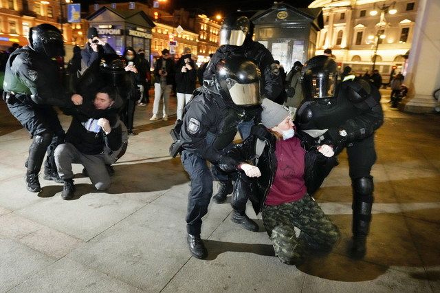 １日、ロシア・サンクトペテルブルクで、ウクライナ侵攻への反対運動の参加者を拘束する警察官＝ＡＰ