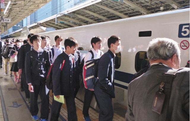 ２０１９年５月、東京駅で修学旅行に出発するため新幹線に乗り込む生徒ら。新型コロナウイルス感染拡大で、この光景もしばらく見られない＝東京都千代田区のＪＲ東京駅で（全国修学旅行研究協会提供） 
