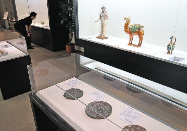 シルクロードや大航海時代に関する史料が並ぶ特別展＝豊島区の古代オリエント博物館で
