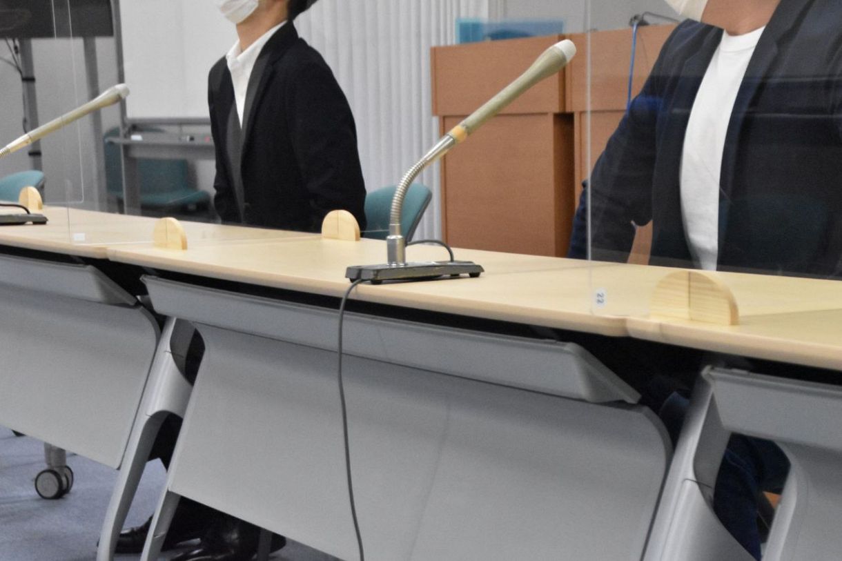 公判終了後、記者会見する裁判員を務めた男性ら＝横浜地裁（代表撮影）で