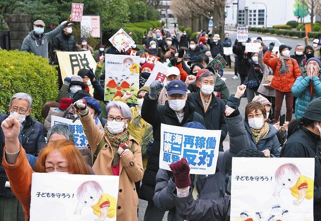 Ten years before the accident at TEPCO's Fukushima Daiichi nuclear power plant, the people who called for anti-nuclear power in front of the Diet = in Nagata-cho, Tokyo on the afternoon of the 7th (photographed by Masato Sawada)