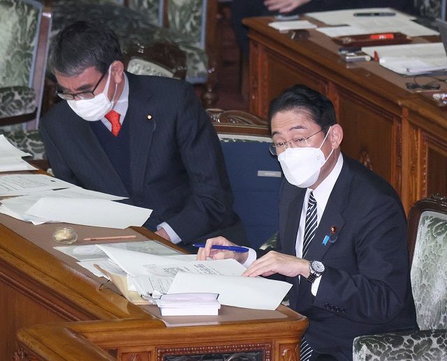 被害者救済法案が審議入りした参院本会議に臨む岸田首相（右）と河野消費者相＝8日、国会で