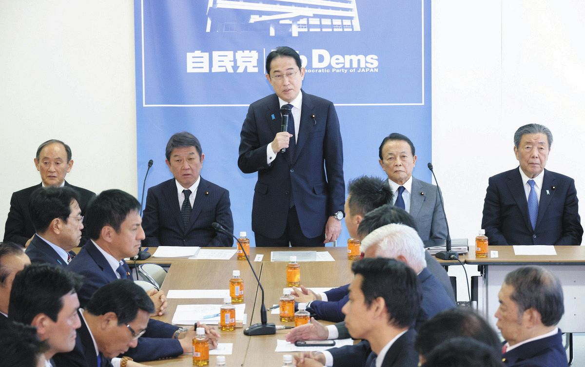 自民党「政治刷新本部」の会合であいさつする岸田首相（中央）