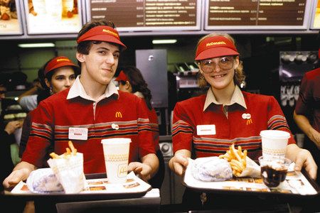 １９９０年に開店したモスクワのマクドナルド１号店で客にほほ笑む従業員＝スプートニク