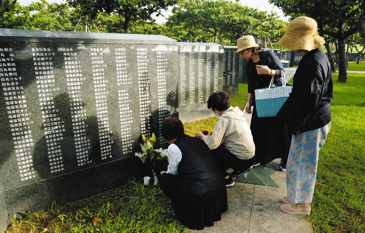 花などを供える遺族ら＝沖縄県糸満市で