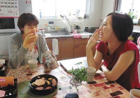 シェアハウスの台所で談笑する菊池真梨香さん（右）と渡辺睦美さん＝千葉県市川市で