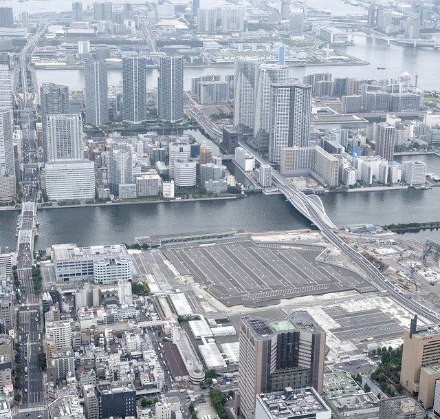 駐車場になった築地市場跡地。右奥は豊洲市場＝１２日、東京都中央区で、本社ヘリ「まなづる」から
