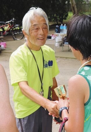参加者に記念品を渡してねぎらう楠田さん＝いずれも１６日、さいたま市南区で