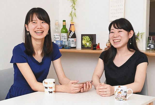 リビングで２人の出会いや「結婚」への思いを語る平野絢音さん（左）と野村茉由莉さん＝東京都府中市で