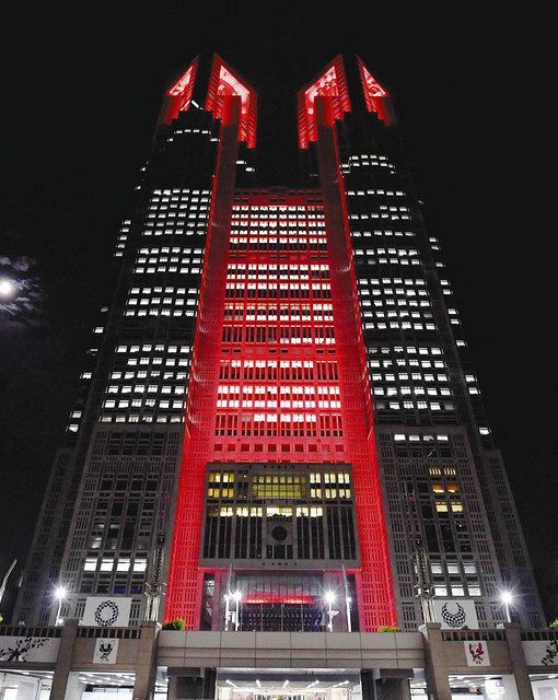 ６月２日、「東京アラート」が発令され赤くライトアップされた東京都庁舎