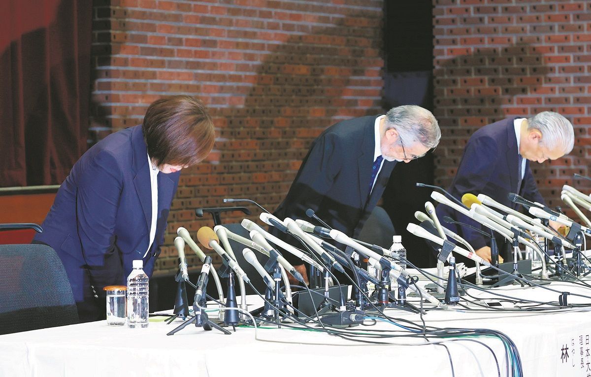 8日、記者会見で謝罪する日本大の林真理子理事長（左）ら