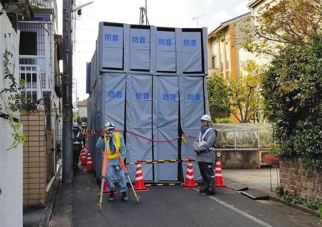 ２１日のボーリング調査で、市道や住宅の地中に新たな空洞が見つかった現場＝東京都調布市東つつじケ丘で 