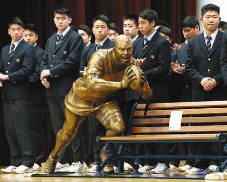 スポーツ編＞リーチ選手の像 母校に贈る：東京新聞デジタル