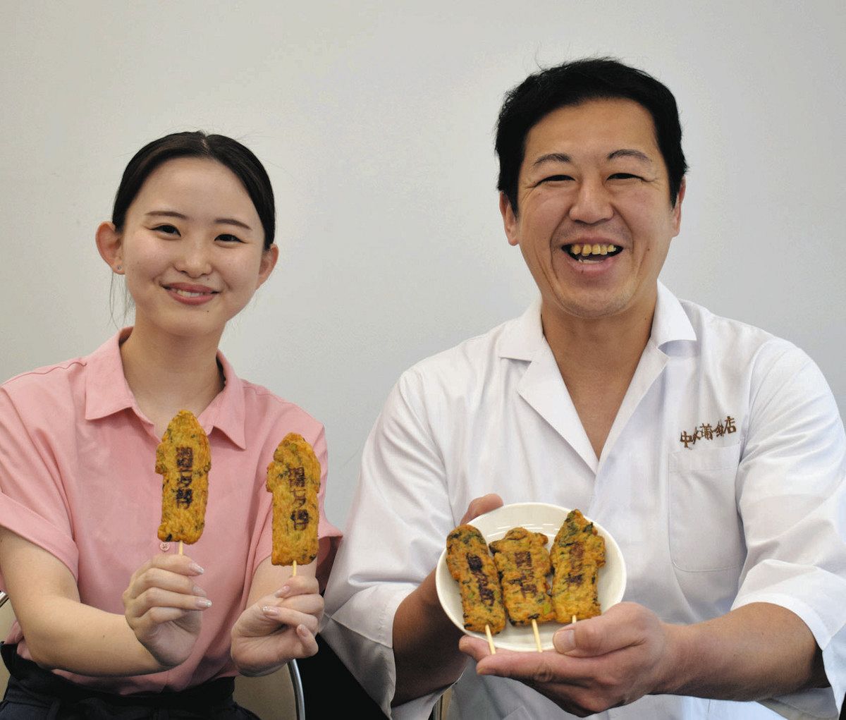 President Nakamura (right) and others from Chuo-Autumn Kamaboko shop promoting 